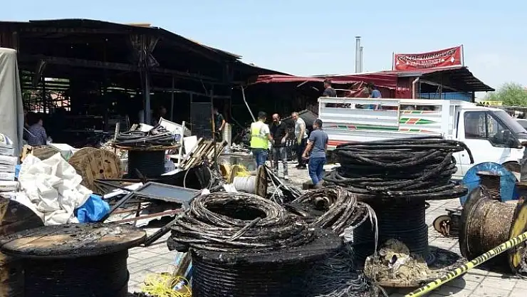 'Malatyada yangının vurduğu esnaf geriye kalan sağlam mallarını kurtarmaya çalışıyor'
