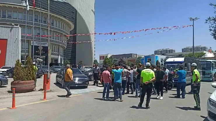 'Malatyalı minibüsçüler zam talebi ile belediye önünde kontak kapattı'
