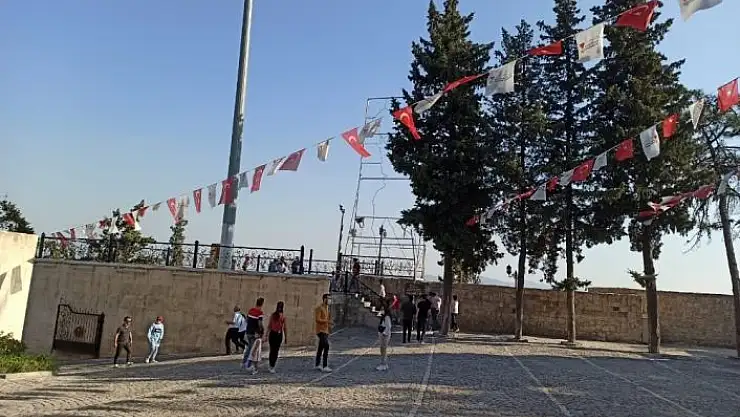 'Maraş Kalesi ziyaretçi akınına uğruyor'