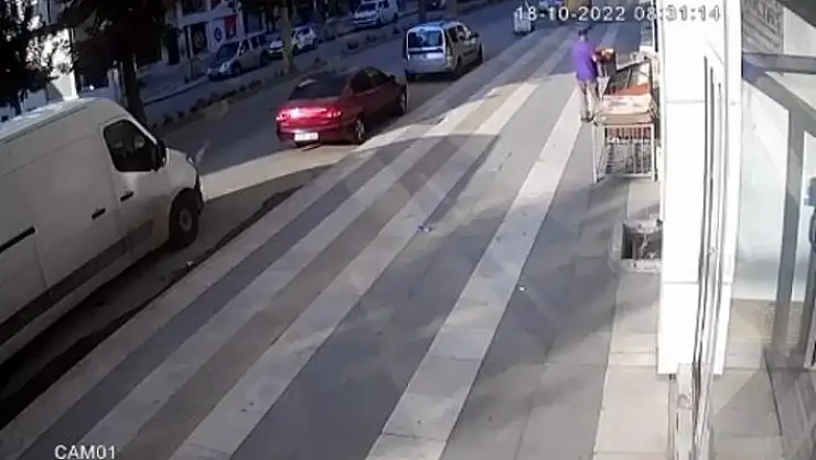 'Marketin önünden bir kasa ekmeğin çalındığı anlar güvenlik kamerasına yansıdı'