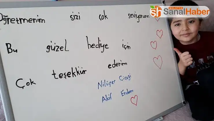 Malatya'da bir öğrenci Masayı ders tahtası yaptı