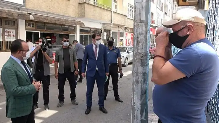 'Maskeyi düzgün takmayanları gören Vali uyardı: ''Virüs yakaladığı anda yatırıyor'''
