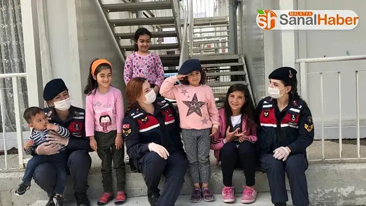 Mehmetçik'ten depremzede çocuklara şefkat