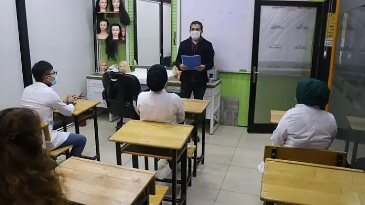 'Mesleki eğitim kuaför kursundan öğrenciler mezun oldu'