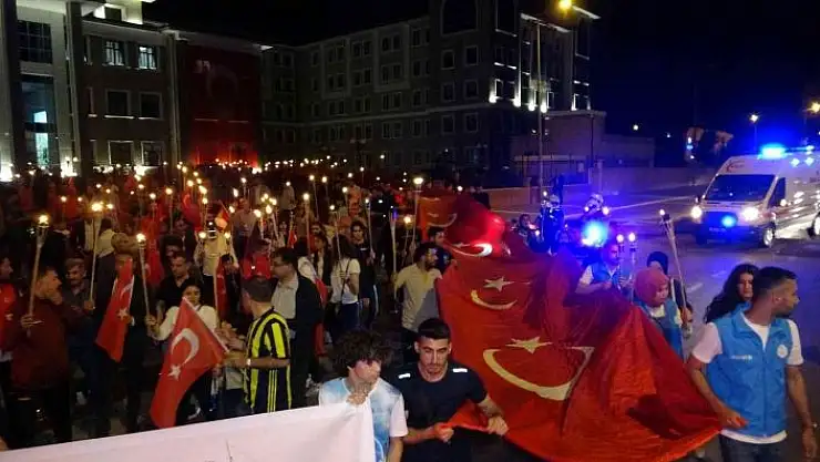 'Metrelerce uzunluğundaki Türk bayrağı ile kortej düzenlendi'