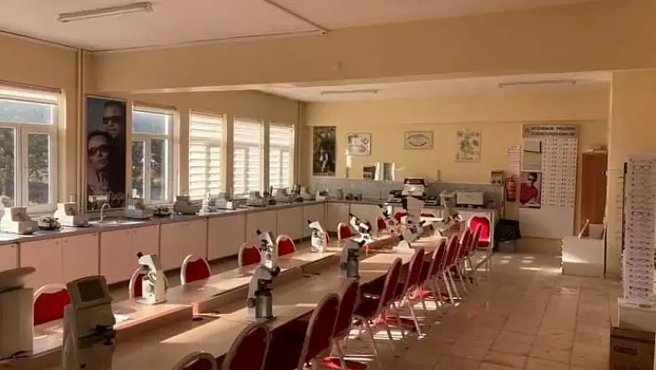 'Mezun oldukları okulu laboratuvarına bağışta bulundular'