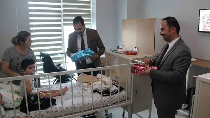 'MHP Sivas milletvekili adayı İpek, hastanelerdeki çocukları unutmadı'