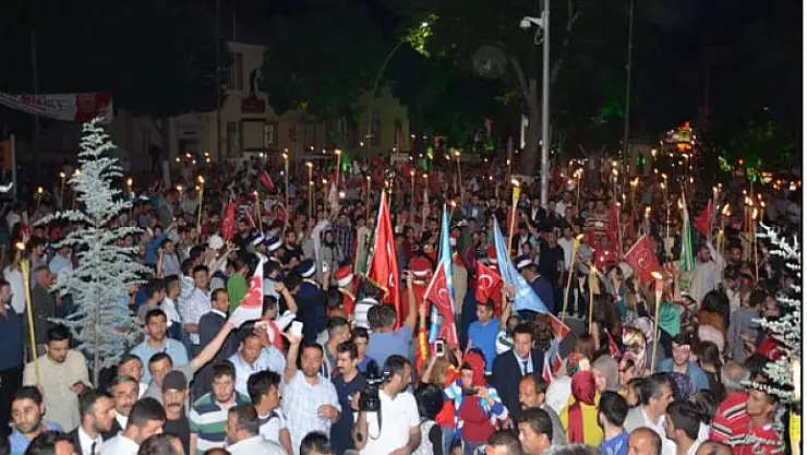 'MALATYALILAR, MHP MEŞALESİNİ YAKTI'''''