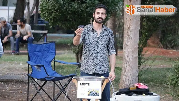 Midye satarak okul harçlığını çıkarıyor