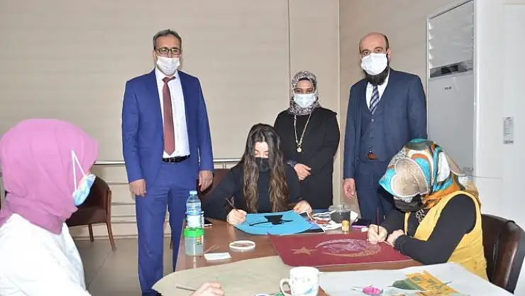 'Milimetrik desenler sabırlı dokunuşlarla sanata dönüşüyor'