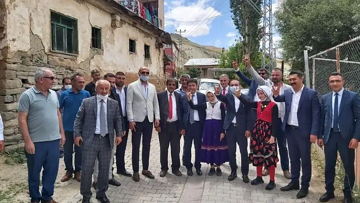 'Milletvekili Özyürek bayramını hemşehrileriyle geçirdi'