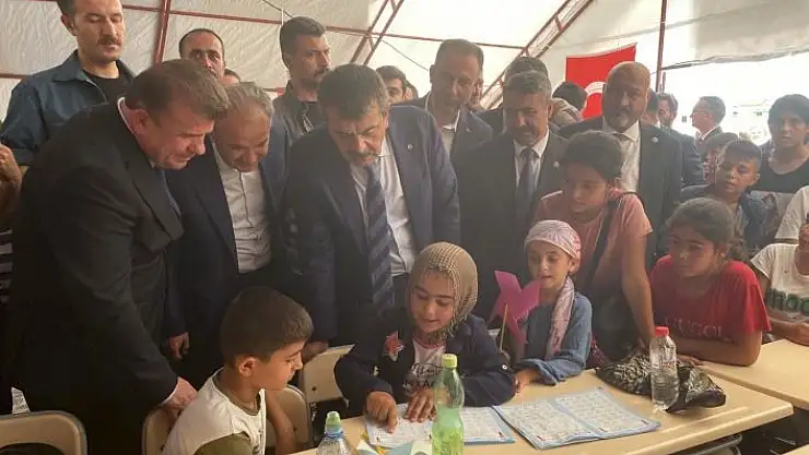 'Milli Eğitim Bakanı Tekin, konteyner kentte eğitim çadırlarını gezdi'
