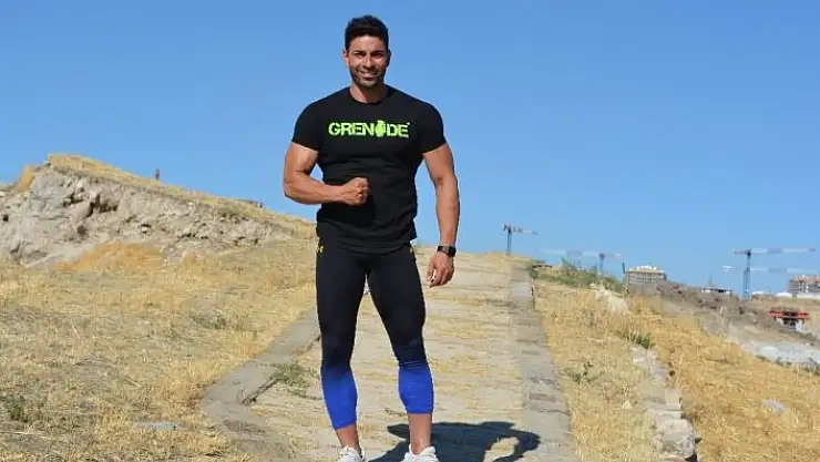 'Milli vücut geliştirme şampiyonu Gürsoy, genç sporcularla bir araya geldi'