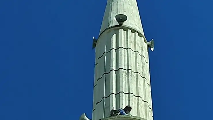 'Minarede mahsur kalan kedi kurtarıldı'