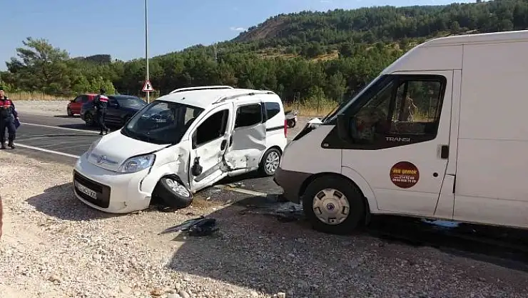 'Minibüs ile hafif ticari araç çarpıştı: 2 yaralı'