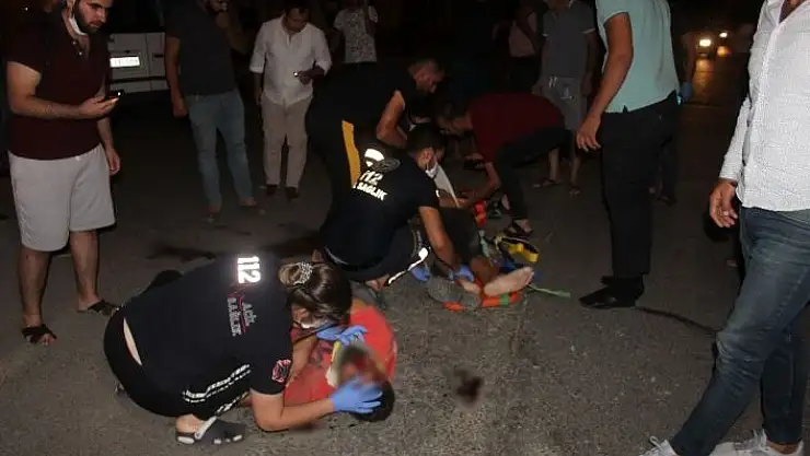 'Minibüs ile motosikletin çarpıştığı feci kaza kamerada'