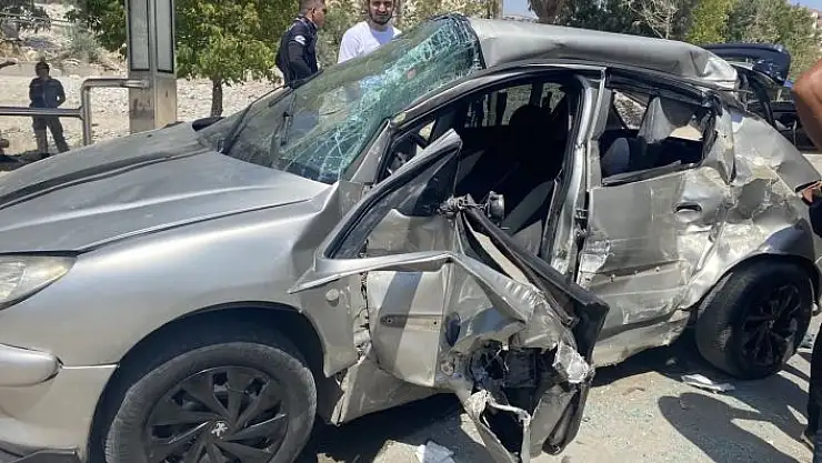 'Minibüs ile otomobil çarpıştı: 6 yaralı'