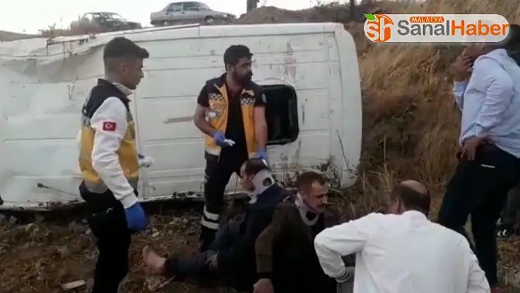 Minibüs, şarampole devrildi: 2 yaralı