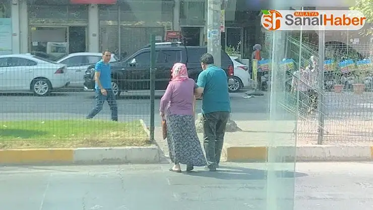 Minibüsünü bırakıp yolcusunun yardımına koştu