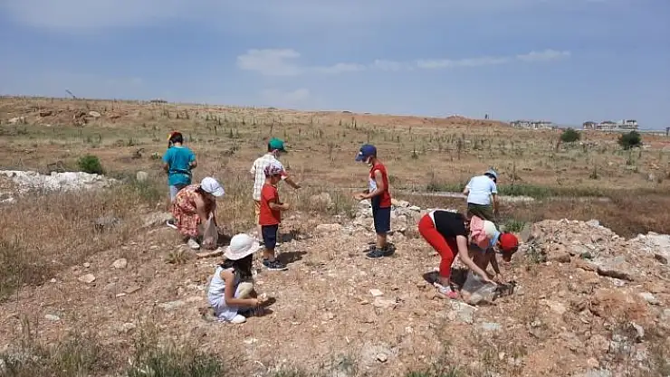 'Minik öğrenciler çöp toplayıp, sokak hayvanlarını besledi'