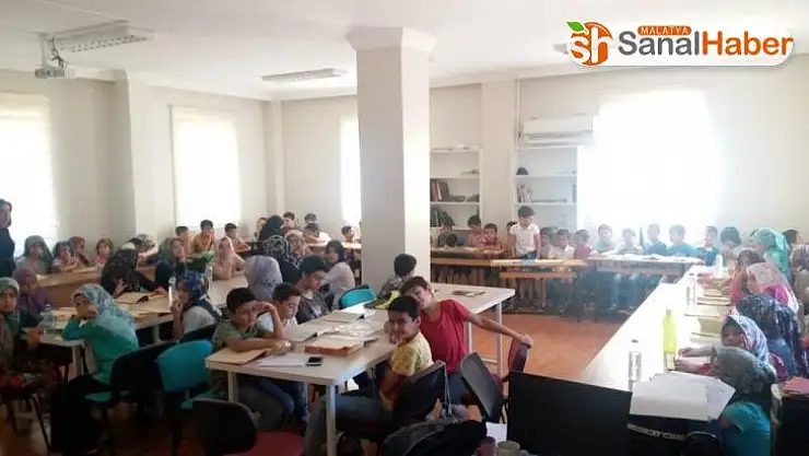 Minik öğrenciler yaz tatilini belediyenin kurslarında değerlendiriyor