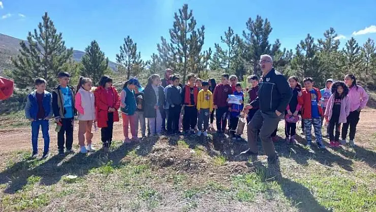 'Minikler depremde ölenler anısına fidan dikti'