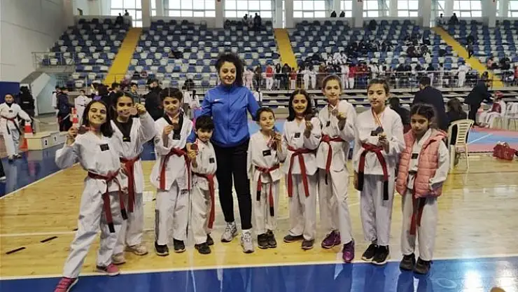 'Miniklerden ilk resmi müsabakada 8 madalya'