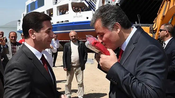 BATTALGAZİ FERİBOTU TÖRENLE SUYA İNDİRİLDİ