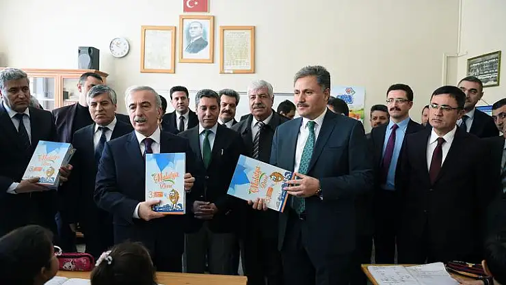 ÖĞRENCİLERE SÜT VE KİTAP DAĞITILDI
