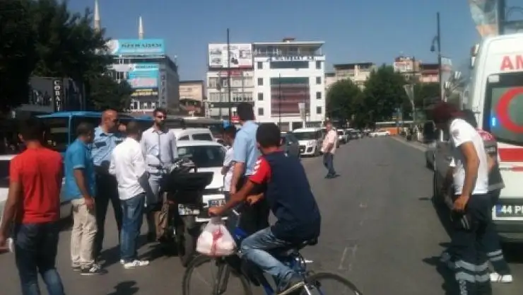 Motosikletle Otomobil Çarpıştı: 1 Yaralı