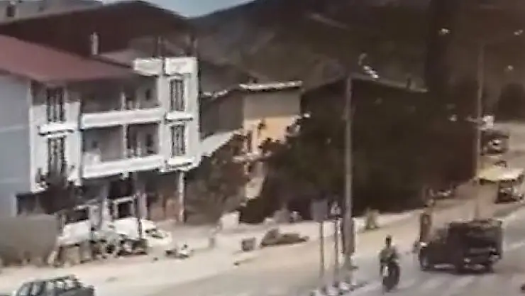 'Motosiklet ile hafif ticari aracın çarpıştığı kaza kamerada'