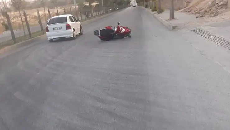 'Motosiklet ile otomobil çarpıştı: 2 yaralı'