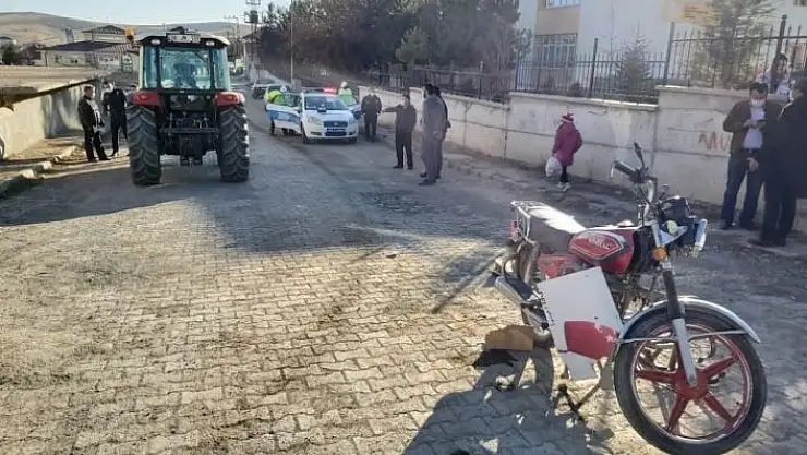 'Motosiklet ile traktör çarpıştı: 1 yaralı'
