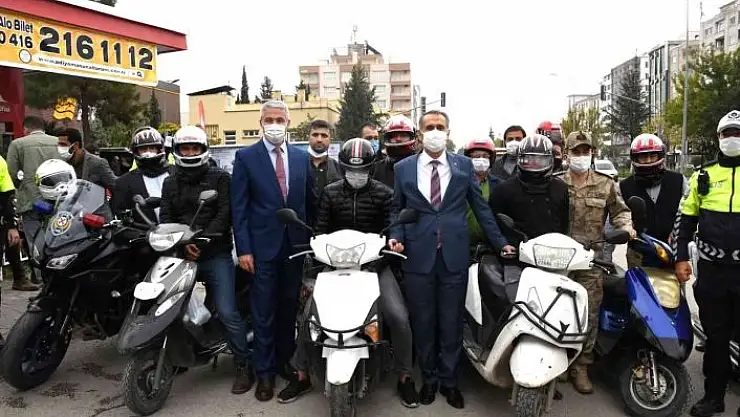 'Motosiklet sürücülerine kask dağıtıldı'