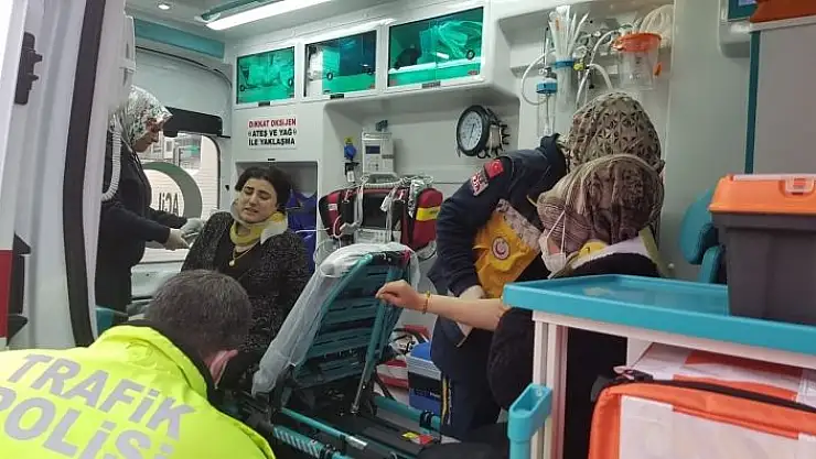 'Motosiklet yayalara çarptı: 4 yaralı'