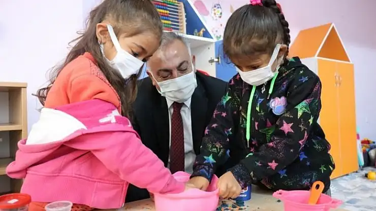 'Müdür Gönen, minik öğrencilerin resim sergisine katıldı'