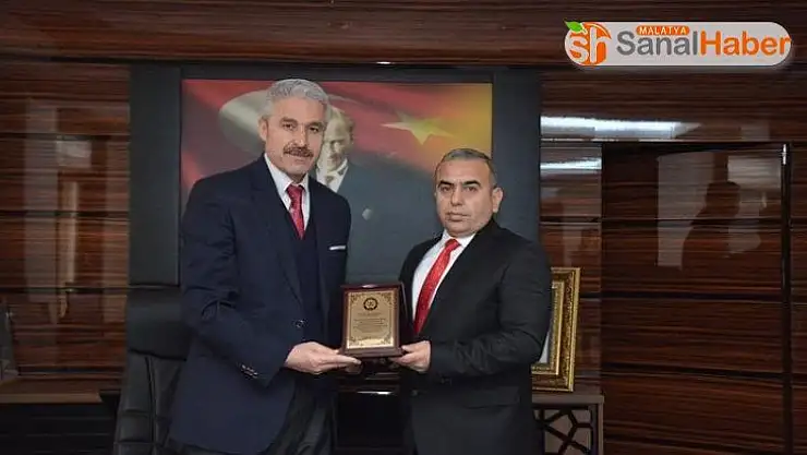 Müfettiş olarak atanan Müdür Düzgün'e teşekkür plaketi