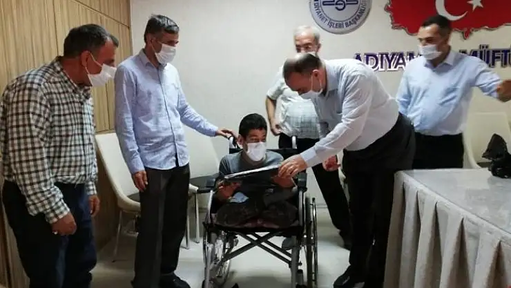 'Müftülükten engelli öğrenciye bilgisayar'