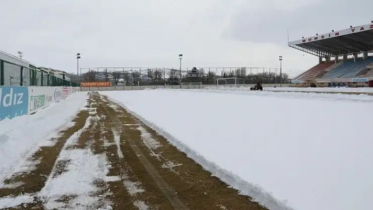 'Muhsin Yazıcıoğlu Stadyumu kardan temizleniyor'