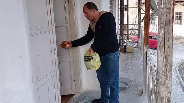 'Muhtar kapı kapı gezip sıcak yemek dağıtıyor'