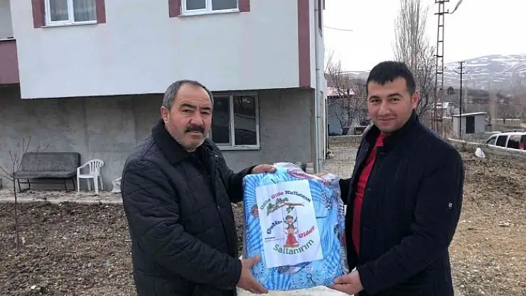 'Muhtardan ailelere yürek ısıtan hediye'