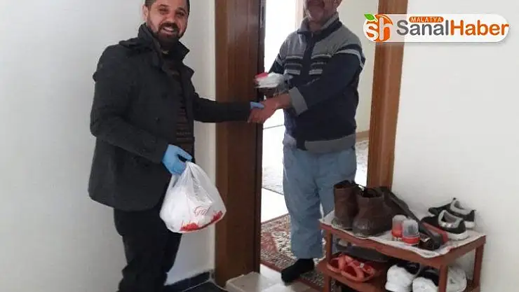Muhtardan mahalle sakinlerine maske ve ıslak mendil jesti
