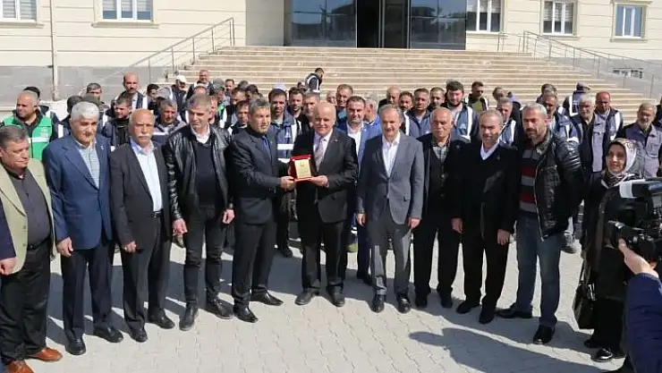 'Muhtarlardan belediye personellerine plaket'