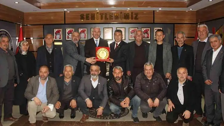 'Muhtarlardan Müdür Ergüder´e plaket'