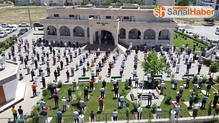 Namaz kılan cemaat havadan görüntülendi