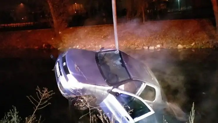 'Nehre düşen otomobilden son anda kurtarıldı'