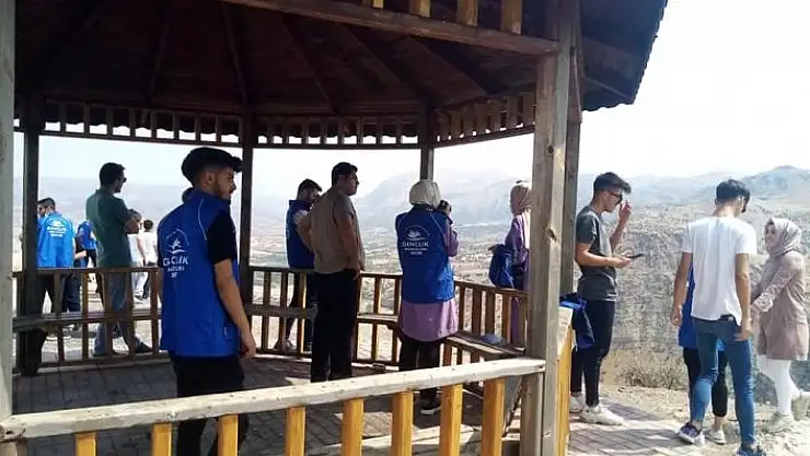 'Nemrut Dağı Milli Parkı´nda gençler temizlik yaptı'