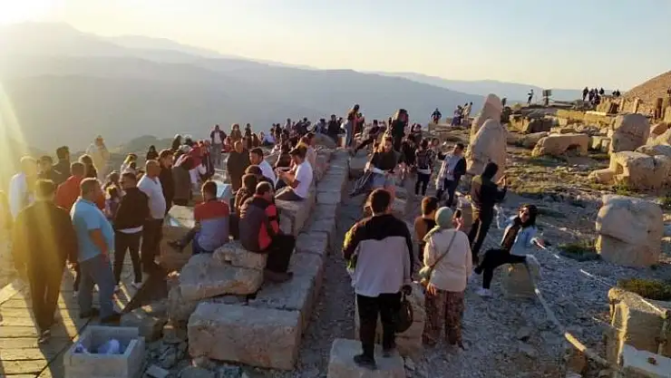 'Nemrut Dağı´na turist akını'