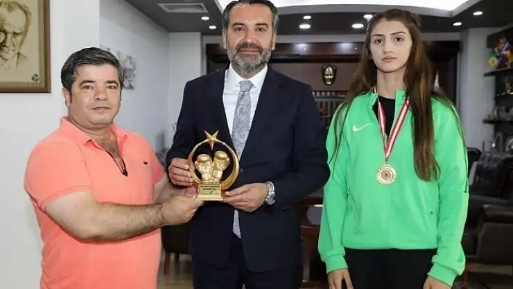 'Nisanur, Romanya yolcusu'