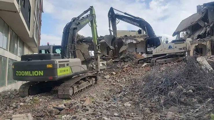 'Nurhak´ta ağır hasarlı binaların yıkımı devam ediyor'